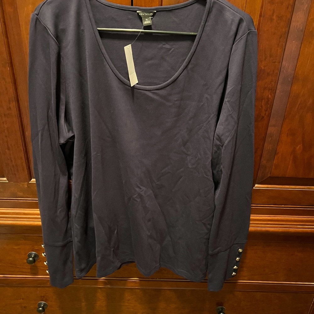 NWT!! Ann Taylor Scoop Neck in dark navy.